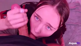 18-летняя Наташа жёстко отсасывает в POV-порно.
