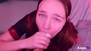 18-летняя Наташа жёстко отсасывает в POV-порно.