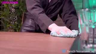 Девчонка в чулках и юбке стонет охуенно и сексуально.