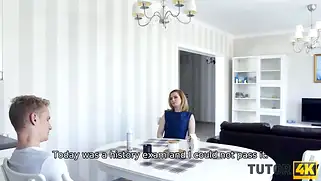 Зрелая шлюха в чулках отрывается по полной с любовником молодой студентки.