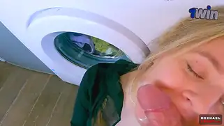 POV-секс в сети: связанная малышка трахается с членом рабыни