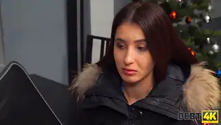 В долгу красивая женщина вынуждена трахаться с неизвестным мужчиной, коллектором долгов
