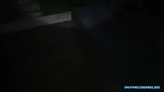 Парень оттрахал свою спящую горячую телку в очках.
