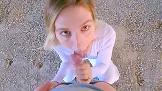 Малышка захотела потрахаться со своим братом прямо на улицах Москвы.