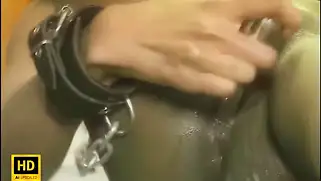 Лесбийская рабыня ласкает свою госпожу пальчиками и страпоном.