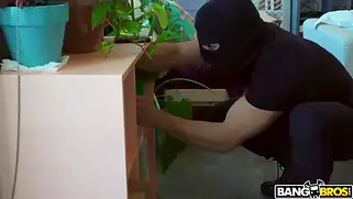 Жируха удовлетворяет мужчину вора, ебясь с ним дома у себя