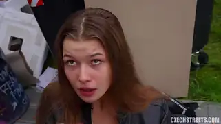 Чешский пикап скачет на офигенной девчонке раком прямо на публике, пока её парень рядом.