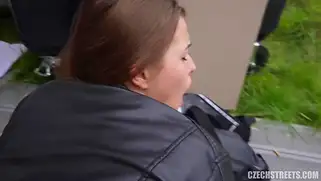 Чешский пикап скачет на офигенной девчонке раком прямо на публике, пока её парень рядом.