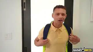 Она показала огромную жопу и моментально получила длинный хуй от горничной студентки