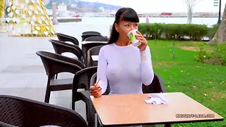 Сочная русская малышка с большими сиськами снимает себя на улице, позируя сиськами.