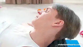 Спортивный секс на ринге с горячей крошкой в купальнике, обожающей еблю