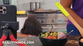 Идеальная девушка и готовить умеет вкусно, и в попку готова дать, и сосет классно