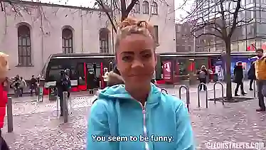 Сосать и трахаться за бабки будешь? Чешскую сучку уговорили на секс с писсингом