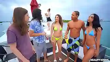 Туса на лодке с пьяными шлюхами и мужиками кончилась ожидаемой еблей в писю