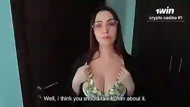 Мачеха хвастается натуральными сиськами перед пасынком, что оборачивается сексом