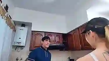 Девушку курьера в задницу трахнул похотливый клиент после получения заказа