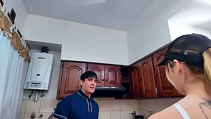 Девушку курьера в задницу трахнул похотливый клиент после получения заказа
