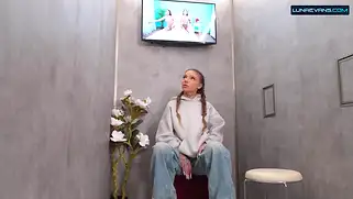 Красавица с косичками худенькая глотает член через дырку, готовясь потом к сексу