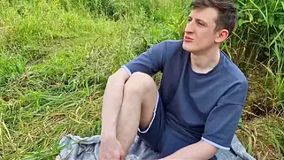 Студенты пикник на природе в высокой травке завершают страстной еблей