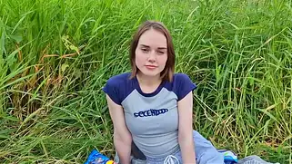 Студенты пикник на природе в высокой травке завершают страстной еблей