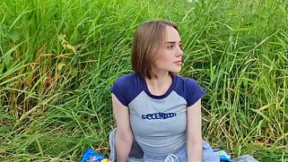 Студенты пикник на природе в высокой травке завершают страстной еблей