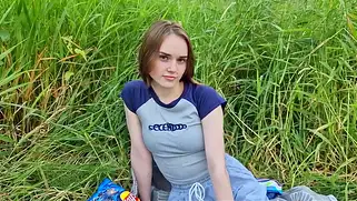 Студенты пикник на природе в высокой травке завершают страстной еблей
