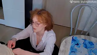 Стоя раком в белой блузке, очкастая училка кончает от члена здорового в писе