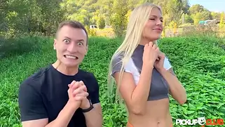 Спортивная куколка с шикарной попкой визжит от длинного члена пикапера