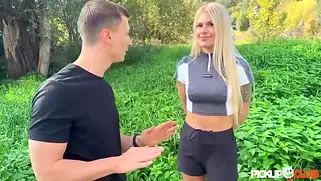 Спортивная куколка с шикарной попкой визжит от длинного члена пикапера