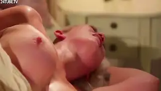 Сексуальная блондинка вытворяет грязные штуки с парнем на кровати.