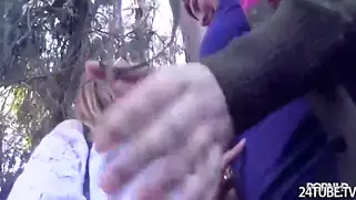 Лесбиянки в очках с волосатыми кисками и подруга устраивают грязные игры прямо в лесу.