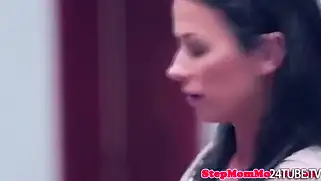 Горячая брюнеточка дрочит парню после хорошей траханки.