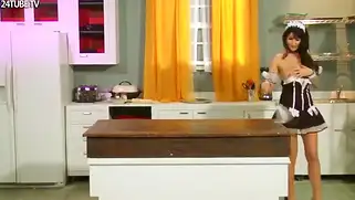 Горничная напилась на кровати и разделась догола на кухонном столе