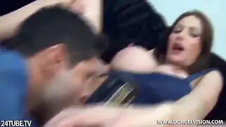 Поймал шикарную брюнетку на улице и снял, как она сама себя трахает.