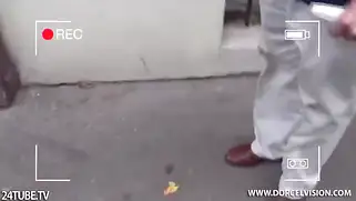 Поймал шикарную брюнетку на улице и снял, как она сама себя трахает.