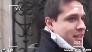 Поймал шикарную брюнетку на улице и снял, как она сама себя трахает.