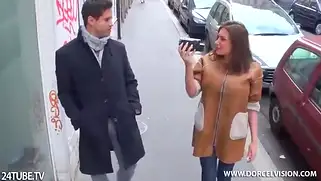 Поймал шикарную брюнетку на улице и снял, как она сама себя трахает.