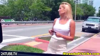 Шлюшка обожает, когда её трахают в тачке её парень и кончают.