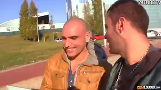 Шлюшку с улицы отвезли в отель и как следует разнесли её киску.