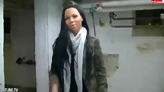 Милая мулатка облизала пальцы после анального траха в подвале