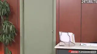У них на столе татуированная сучка, а за всем этим наблюдает телка