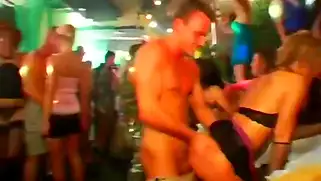 Красивые шлюхи на танцполе раздевают парней до дырок в шляпках.