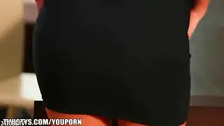 Красивая эротика и голая девочка дрочит на столе.