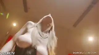 Зрелый мужик трахается с молодой шлюшкой в чулках.
