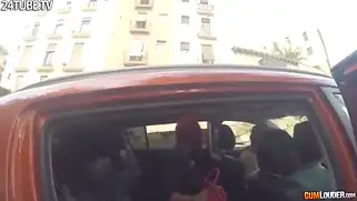 Отдыхающие парни снимают себя на видео, как шлюшка получает по полной от одного из них.