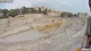 Отдыхающие парни снимают себя на видео, как шлюшка получает по полной от одного из них.