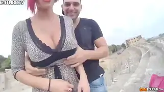 Отдыхающие парни снимают себя на видео, как шлюшка получает по полной от одного из них.