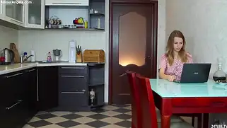 Шлюшка с чувствительными сиськами кайфует от муки и расстановки позы