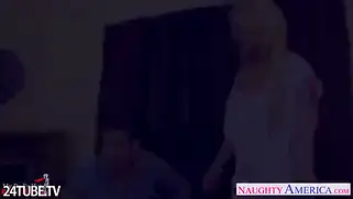 Блондиночка жаждет попробовать хер парня на вкус и получить по полной в догги.