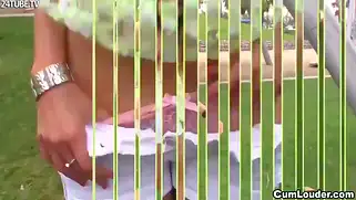 Парень глубоко заглатывает здоровый хер